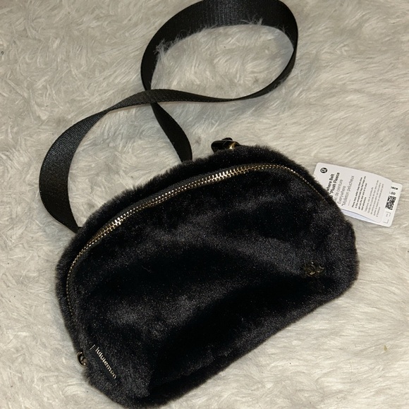 Lululemon Everywhere Belt Bag Plush Fleece - Picture 5 of 12